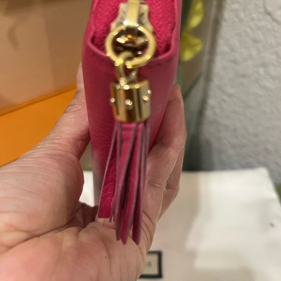 Gucci Pink Pebbled Leather Wallet with Embossed Logo - Picture 6 of 11